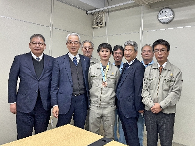 大阪工場 坂本大起 社員 第5回ろう者フットサル世界選手権大会（デフフットサルワールドカップ2023）ｉｎブラジル 銅メダル獲得の報告に来てくれました。